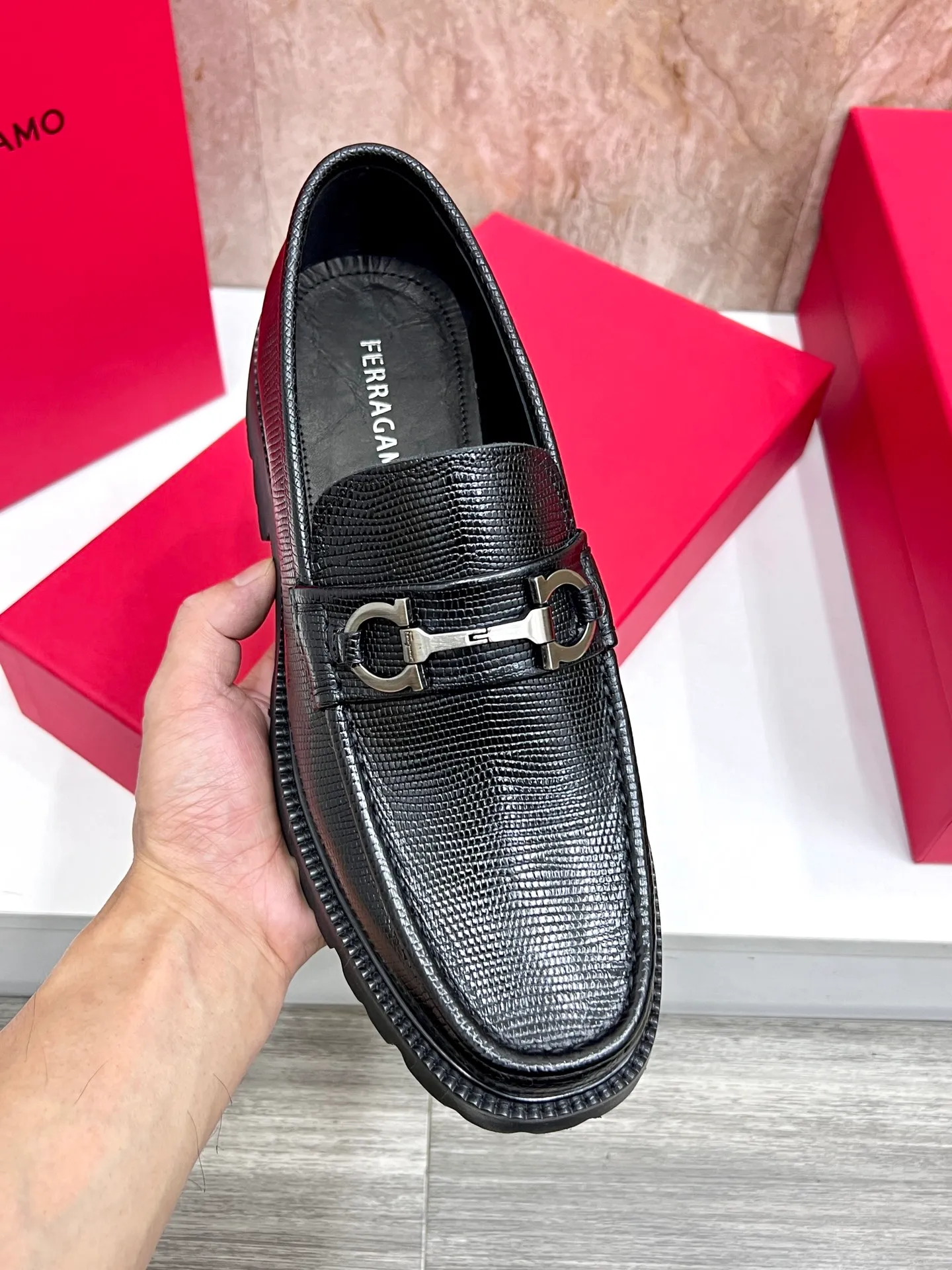Original quality P580 Brand: Ferragamo Standard size: Men's size 38/44 (45.46 can be customized) Grade: Same style as the official website High-quality men's shoes Material: Customized first-layer calfskin with water-dyed cowhide lining Cowhide tiptoe Original non-slip and wear-resistant rubber outsole Style category: Men's formal business leather shoes are young and fashionable European and American trends British style Casual matching and comfortable feet Color: actual picture